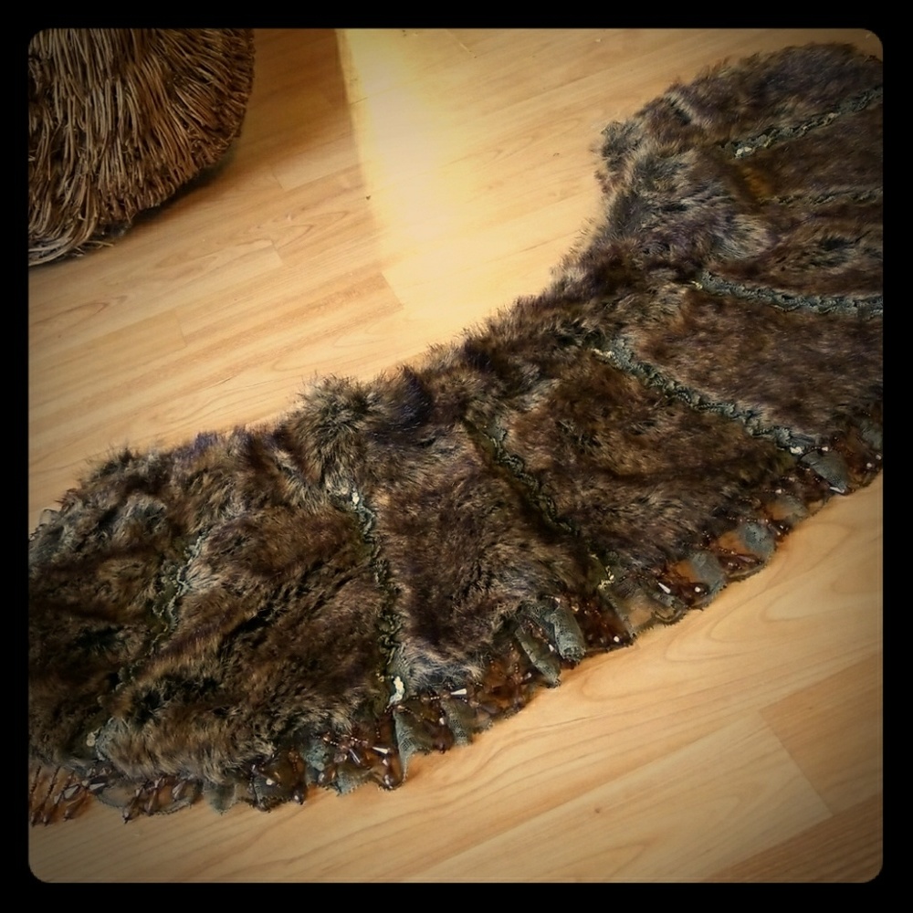 Shrug/mini capelet